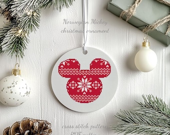 Peut inclure: Ornement de Noël rond blanc avec un motif Mickey Mouse rouge au point de croix. L'ornement est suspendu par un ruban blanc. Le texte comprend "Norwegian Mickey christmas ornament" et "cross stitch pattern PDF pattern".