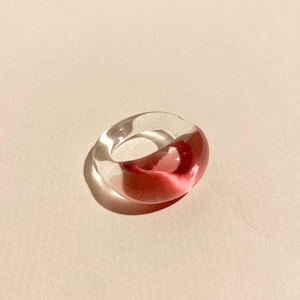 Anillo llamativo transparente y amatista hecho de vidrio borosilicato