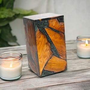 Urna de madera rellena de resina. Esta urna está hecha de madera de olivo y epoxi.