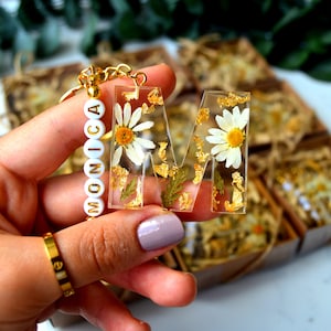 Personalised Daisy Floral Resin Letter Keychain Custom Resin Flower Initial Keyring, Customizable Key Chain, Bridesmaid Proposal Gifts