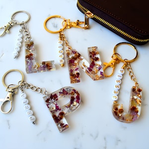 Nombre personalizado llavero de cuentas carta de resina llavero inicial llavero accesorio de coche bolso personalizado encanto bolsa de pañales etiqueta, regalos de dama de honor