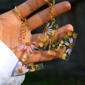 Llavero de resina inicial con letra de flor de Margarita, llavero estético, llavero de mejor amigo, favores de despedida de soltera, regalo de abogado para mujeres