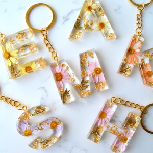 Llavero de resina con letras y flores de margaritas personalizado, llavero con inicial de flor de resina personalizado, llavero personalizable, regalos de propuesta de dama de honor