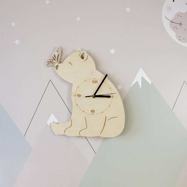 Horloge en bois Ours en peluche avec un papillon