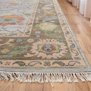 Hand-Knotted Wool Oushak Rug: Vintage Floral, Soft Pastel Tones