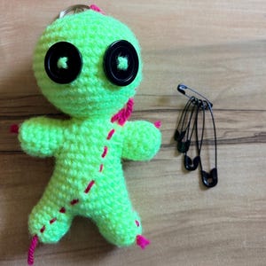 Crocheted voodoo doll keychain | Unique piece | With a satisfying effect thanks to pull-out threads