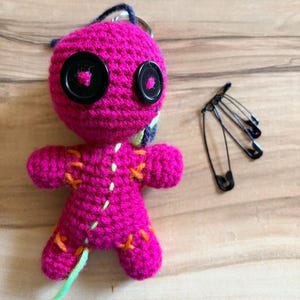 Crocheted voodoo doll keychain | Unique piece | With a satisfying effect thanks to pull-out threads