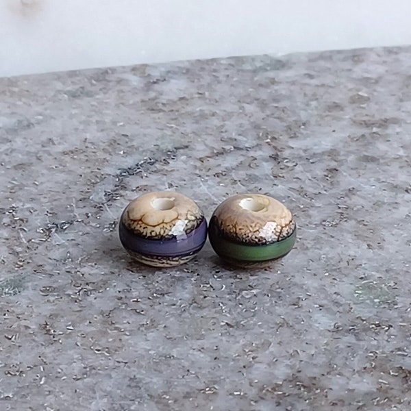 Paire de Perles 9 mm Bandes Multicolores Violet Vert sur fond Ivoire, Perles Artisanales Organiques Verre Filé au Chalumeau Lampwork