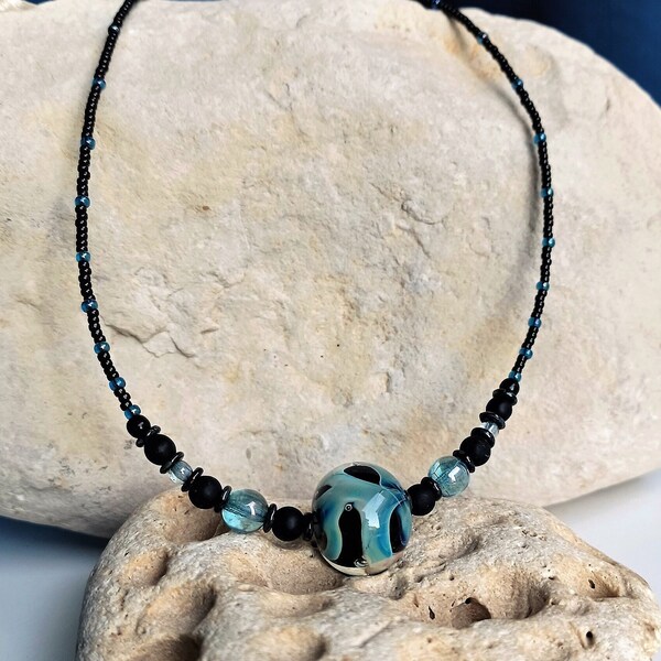 Collier Ras-du-Cou Noir et Bleu, Collier Court Bohème Boho Poétique Perles de Verre, Perle Artisanale Verre filé au Chalumeau "Nuit Azurée"