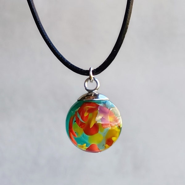 Collier Pendentif Boule "Aquarium", Globe Verre Filé au Chalumeau, Petite Implosion Rouge et Jaune sur fond Vert Marin, Cordon Cuir Noir