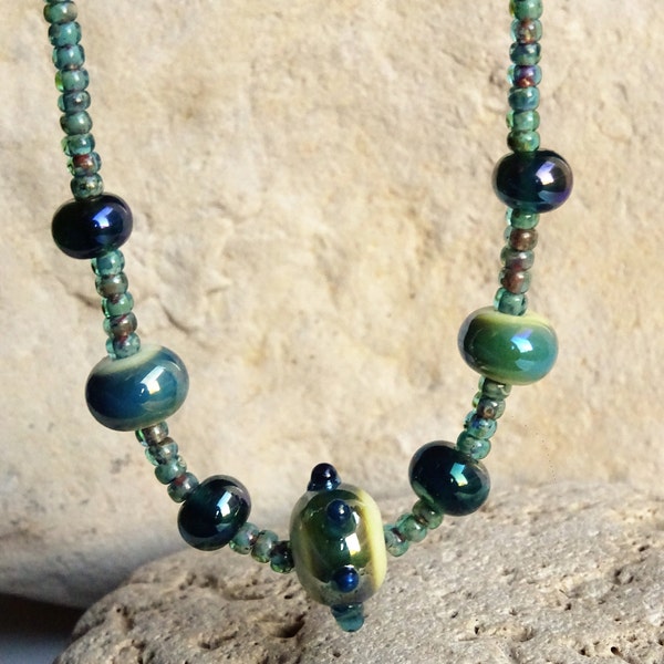 Ras-du-Cou tons Bleu Vert Beige "Entre deux Eaux", Collier Court Bohème Boho Poétique Rustique Perles Artisanales Verre filé au Chalumeau