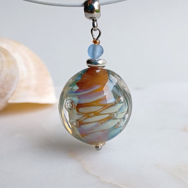 Collier Pendentif "Aurore", Pendentif Artisanal Perle Lentille Verre Filé au Chalumeau Orange reflets Bleus Verre Murano et Double Helix