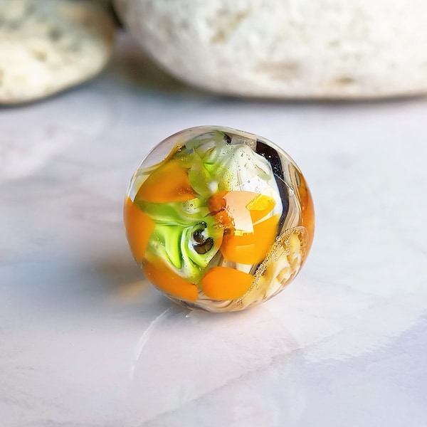 Perle Focale Ronde 24 mm "Florale" Fleurs Orange Vert Jaune Brun sur fond Noir et Blanc, Perle Artisanale Verre Filé au Chalumeau Murano