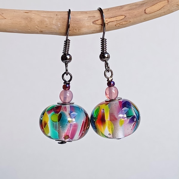 Boucles d'oreilles Boules Verre Transparent Points Multicolores, Perles Artisanales Verre Filé au Chalumeau, Boucles Courtes "Arc-en-Ciel"