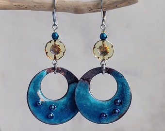 Boucles d'Oreilles Disques Bleus Fleurs Jaune Transparent, Emaux sur Cuivre § Verre de Bohême, Boucles d'oreilles Artisanales Bohèmes