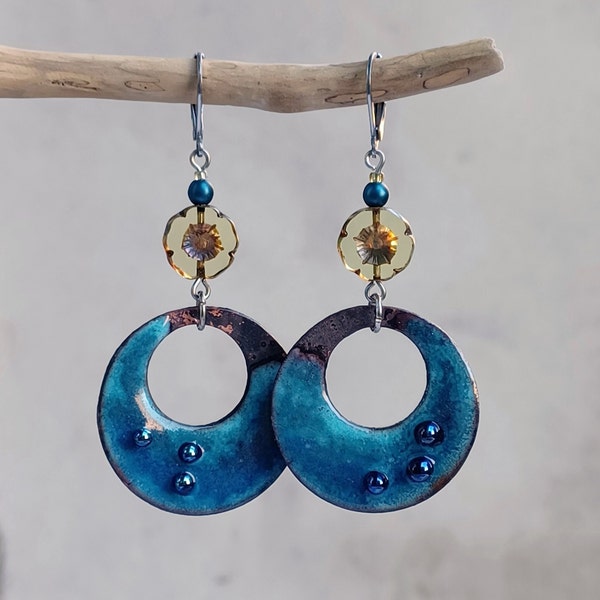 Boucles d'Oreilles Disques Bleus Fleurs Jaune Transparent, Emaux sur Cuivre § Verre de Bohême, Boucles d'oreilles Artisanales Bohèmes