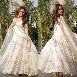 Ontwerper witte Anarkali jurk, Indiase volledig uitlopende lange jurk met Dupatta & Churidar, borduurwerk, feestkleding outfit voor Amerikaanse vrouwen afbeelding 1
