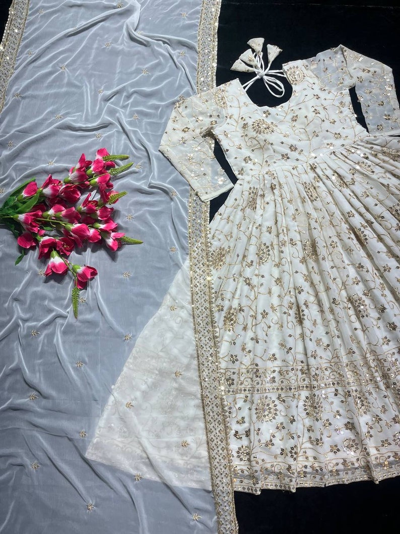 Ontwerper witte Anarkali jurk, Indiase volledig uitlopende lange jurk met Dupatta & Churidar, borduurwerk, feestkleding outfit voor Amerikaanse vrouwen afbeelding 7