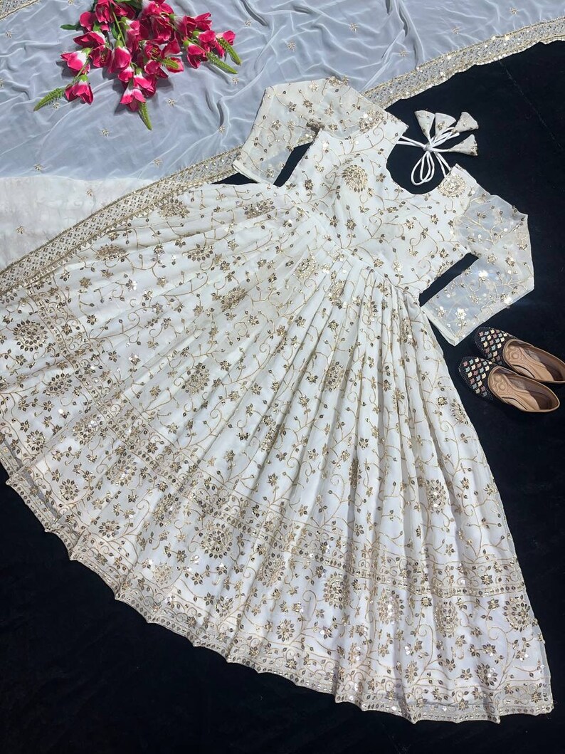 Ontwerper witte Anarkali jurk, Indiase volledig uitlopende lange jurk met Dupatta & Churidar, borduurwerk, feestkleding outfit voor Amerikaanse vrouwen afbeelding 5