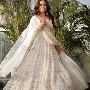 Ontwerper witte Anarkali jurk, Indiase volledig uitlopende lange jurk met Dupatta & Churidar, borduurwerk, feestkleding outfit voor Amerikaanse vrouwen afbeelding 2