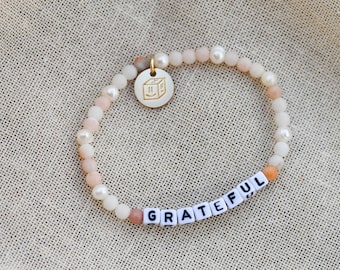 Personalisiertes Wortarmband aus Süßwasserperlen, Buchstaben Armband, Nachhaltiger Schmuck, Glücksarmband Grateful, Geschenk für Frauen