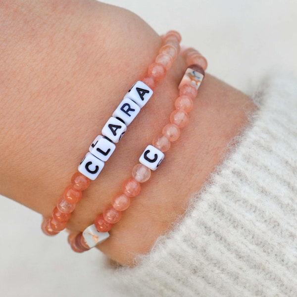 Wortarmband Personalisiert, Armband mit Initialen, Personalisiertes Armband mit Buchstabe, Perlenarmband für Frauen, Namensarmband Baby Kind