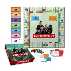Könnte beinhalten: Ein individuelles Monopoly-Brettspiel-Set mit einem Familienfoto auf dem Spielbrett und der Box. Das Set enthält Spielgeld, Spielfiguren, Eigentumskarten und Ereigniskarten. Das Brettspiel ist mit dem Text "CUSTOMPOLY" versehen.