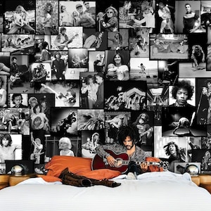 Peut inclure: Un cadre de lit en cuir beige à profil bas avec un matelas blanc et des oreillers orange, placé contre un mur recouvert d'un collage de photos en noir et blanc de divers musiciens. Une personne est assise sur le lit jouant de la guitare.