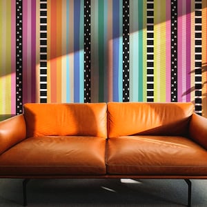 Carta da parati a strisce arcobaleno colorate con motivi geometrici, carta da parati staccabile e attaccabile con spettro vibrante, design artistico audace n. 106