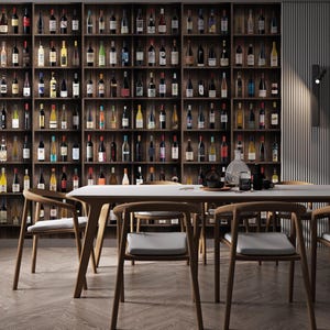 Pode incluir: Uma mesa branca com quatro cadeiras de madeira fica em frente a uma parede com uma grande estante de vinho de madeira cheia de garrafas de vinho. A estante de vinho tem várias prateleiras e é feita de madeira escura.