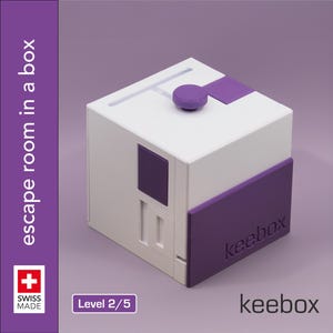 Könnte beinhalten: Ein weiß-violettes Escape-Room-Puzzle-Box mit dem Text "escape room in a box" und "keebox". Die Box hat einen lila Knopf und Akzente, mit "Level 2/5" angezeigt. Swiss Made Logo ist sichtbar.