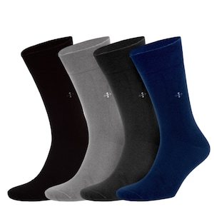 Op de afbeelding: Vier paar sokken in zwart, grijs, donkergrijs en blauw. De sokken zijn allemaal crew-lengte en hebben een klein wit logo bovenaan.
