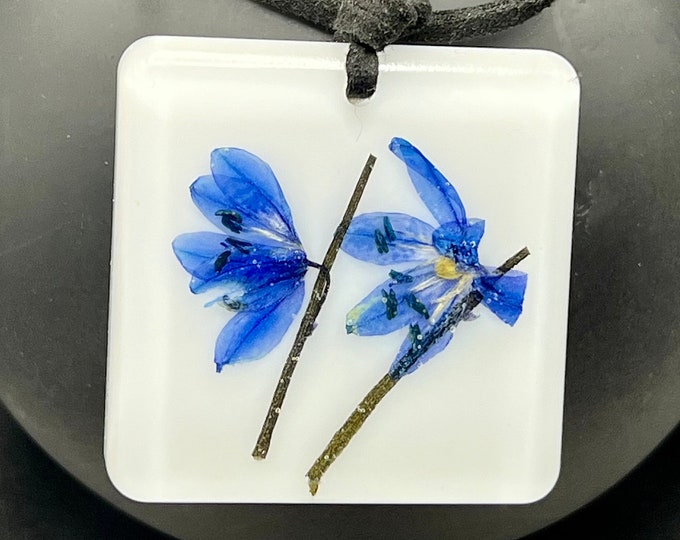 Necklace dried flowers, Siberian squill Wildflowers, resin pendant, handmade blue white