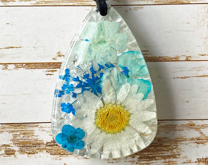 Necklace, pressed flowers daisies Wildflowers teardrop, resin pendant handmade