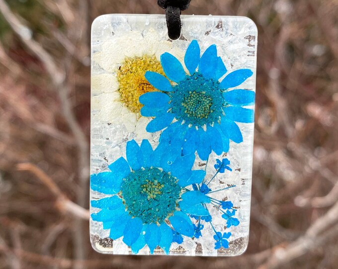 Necklace real flowers, white Daisy flower, blue daisies, resin pendant, handmade