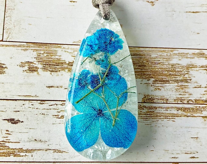 Necklace pressed flowers, blue hydrangea, dried flowers, babies breath, teardrop, resin pendant, handmade