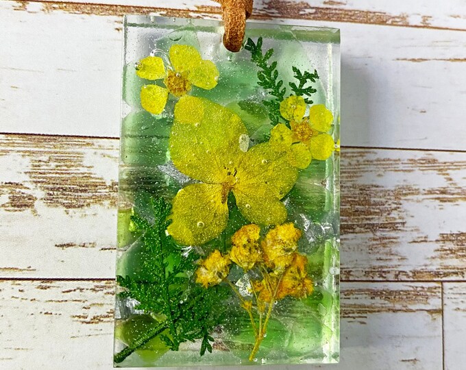 Necklace dried flowers, Seaglass wildflowers, resin pendant handmade