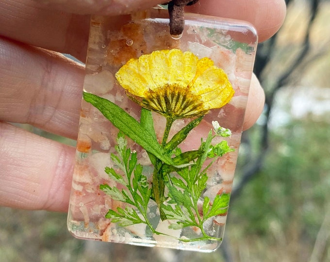 Natural Daisy Flower Necklace Sunstone Yellow Pressed Flower, Resin Pendant Necklace, Healing Crystals, Unique Gift For Her