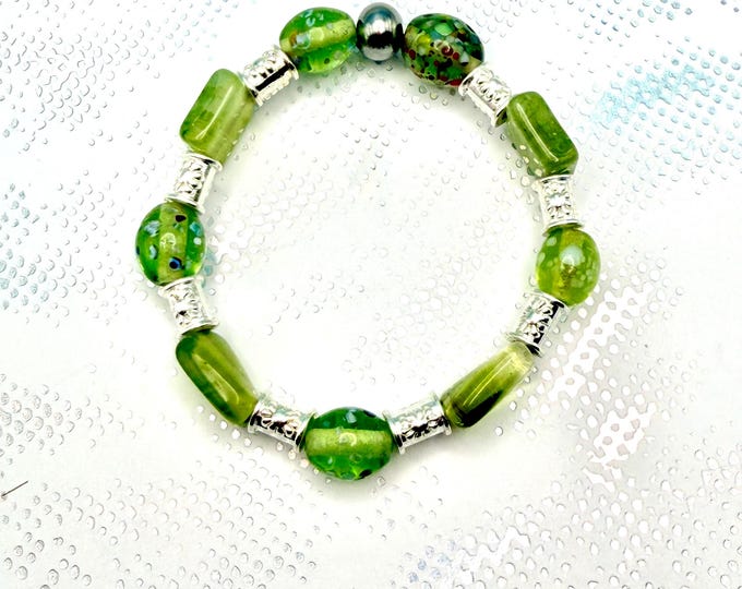 Green Bracelet Beaded Stretchy Glass Beads Green and Silver Beadwork Jewelry