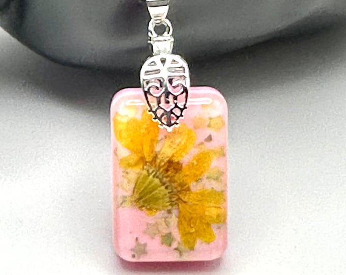 Necklace, real flowers, crown, daisy star, sparkles, yellow, flower, pink, resin pendant, handmade