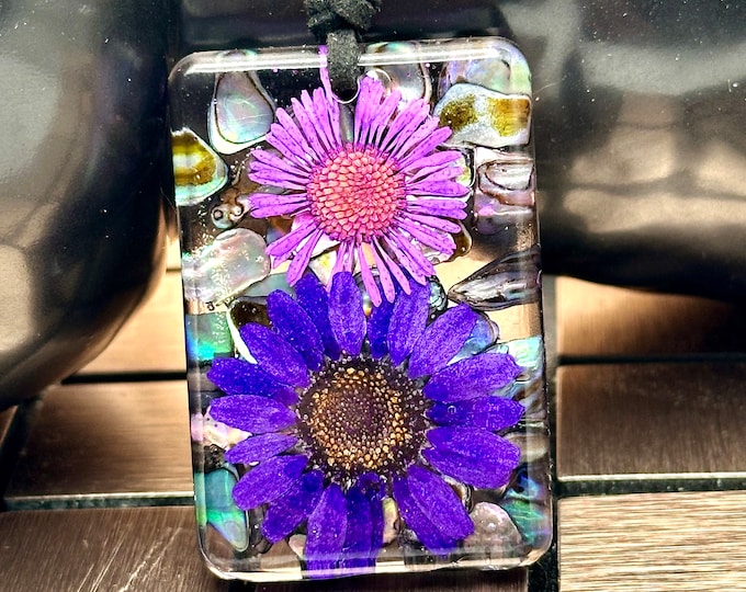 Necklace, dried flowers, abalone, seashells, Daisy, flower, purple, pink, resin pendant, handmade nature inspired