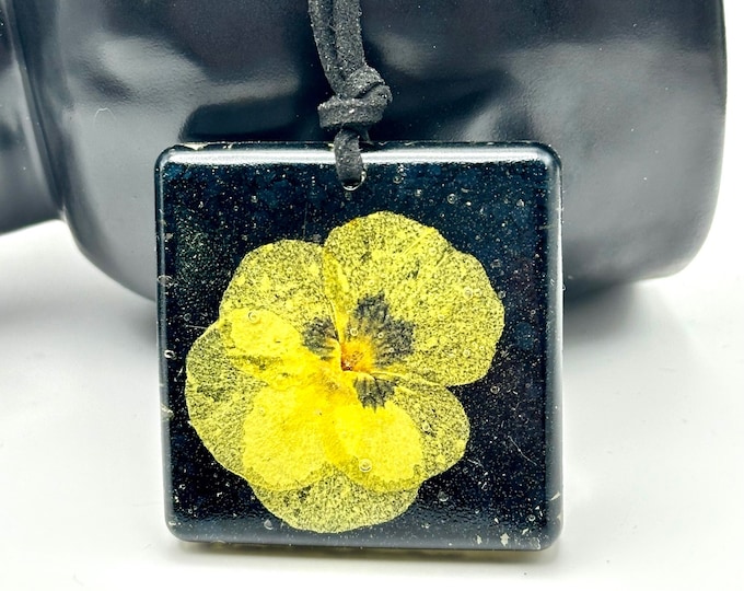 Necklace press, flower, yellow, flower, black, crushed glass, resin pendant, handmade