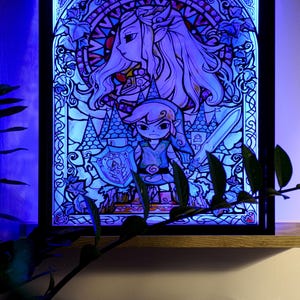 Puede incluir: Una obra de arte de estilo vitral con un esquema de colores azul y morado. La obra representa a un personaje femenino con el pelo largo y rubio y un personaje masculino con una espada. La obra est&aacute; enmarcada en un marco de madera oscura.