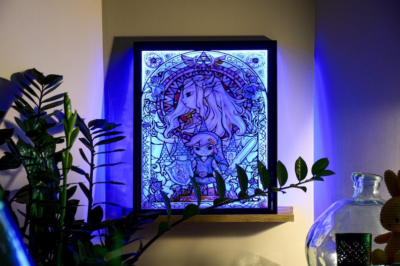 Puede incluir: Una obra de arte de estilo vitral que presenta a un personaje femenino con cabello largo y rubio y un personaje masculino con una t&uacute;nica verde y una espada. La obra est&aacute; enmarcada en negro e iluminada con luz azul.