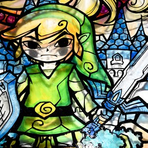 Puede incluir: Una ilustraci&oacute;n de vitral de Link de la serie de videojuegos The Legend of Zelda. Link est&aacute; representado con su t&uacute;nica y gorro verdes, sosteniendo una espada y un escudo. El fondo presenta un castillo azul y un bosque verde.
