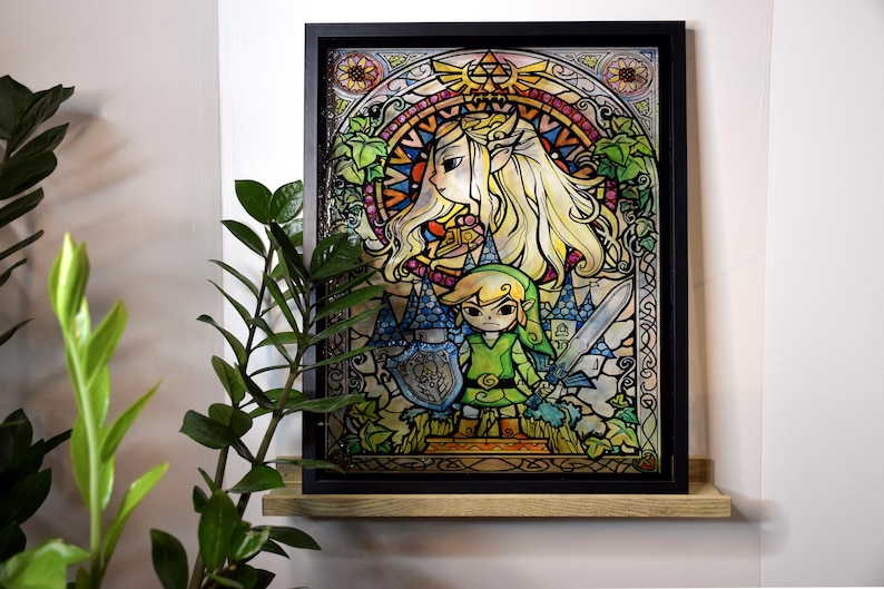 Puede incluir: Una obra de arte de vitrales enmarcada que presenta una colorida representaci&oacute;n de Link y Zelda de la serie de videojuegos The Legend of Zelda. La obra de arte est&aacute; sobre un fondo de intrincados patrones y enredaderas.