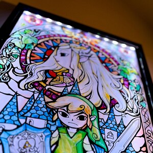 Puede incluir: Una ilustraci&oacute;n de estilo vitral de Link y Zelda de la serie de videojuegos The Legend of Zelda. La imagen est&aacute; enmarcada e iluminada con luces LED.