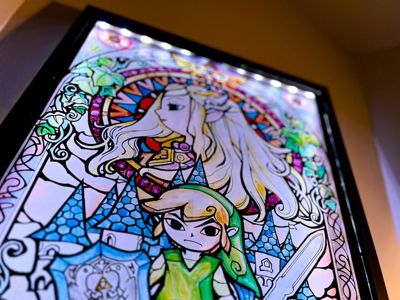 Puede incluir: Una ilustraci&oacute;n de estilo vitral de Link y Zelda de la serie de videojuegos The Legend of Zelda. La imagen est&aacute; enmarcada e iluminada con luces LED.
