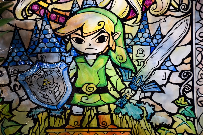 Puede incluir: Una ilustraci&oacute;n de vitral de Link de la serie de videojuegos The Legend of Zelda. Link est&aacute; representado con su t&uacute;nica y gorro verdes, sosteniendo una espada y un escudo. El fondo presenta un castillo y otros elementos de fantas&iacute;a.