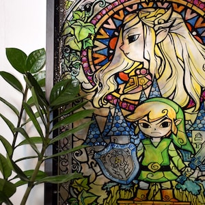 Puede incluir: Una ventana de vitral con una imagen de dibujos animados de Link y Zelda de la serie de videojuegos The Legend of Zelda. La imagen est&aacute; sobre un fondo de un castillo y enredaderas.